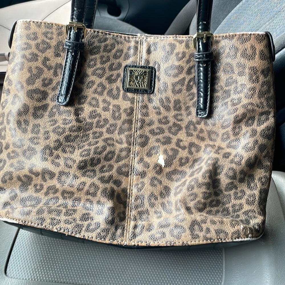 Super cute leopard print purse!